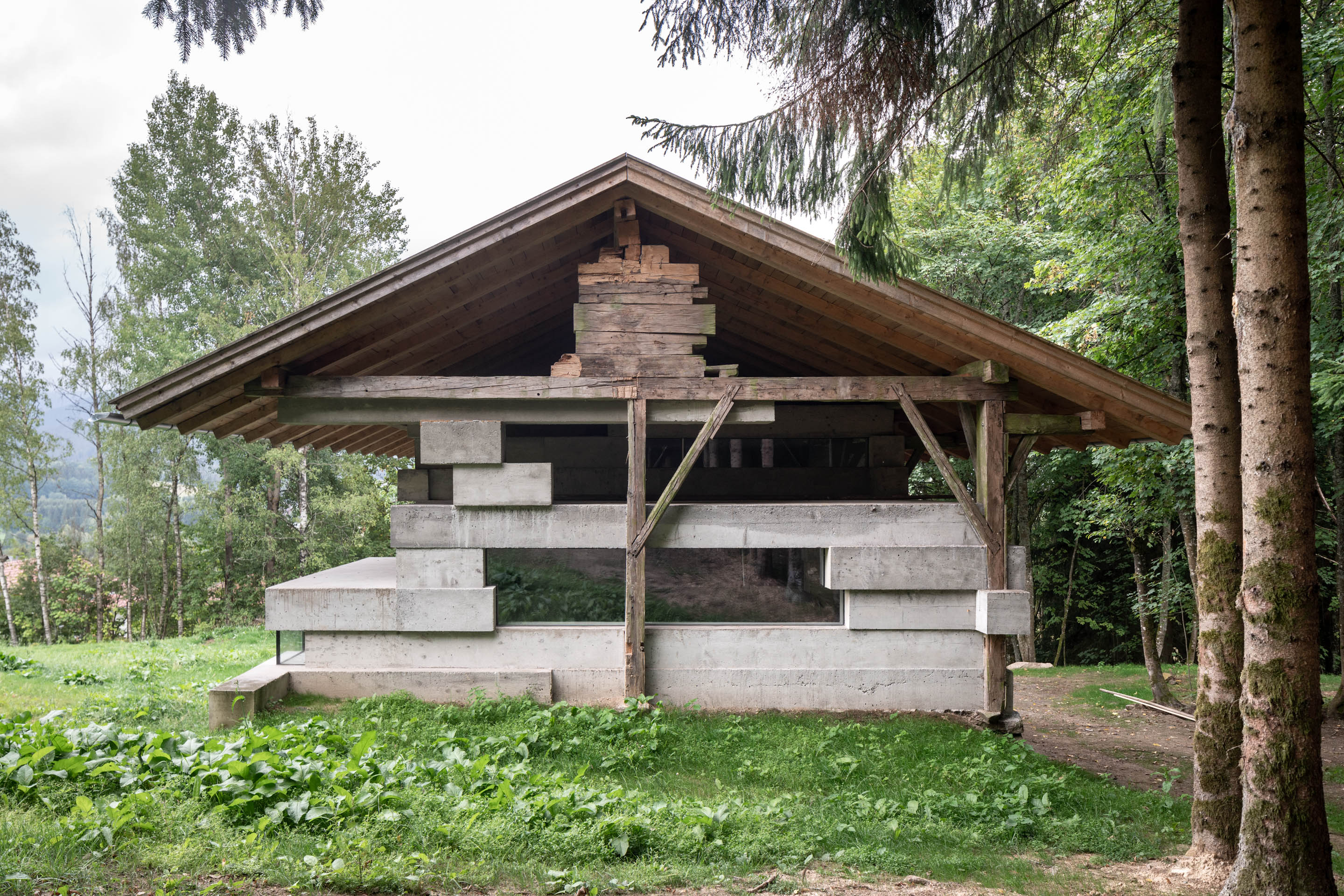 Blick auf die dem Hang zugewandten Seite des Denkerhauses am Schedlberg