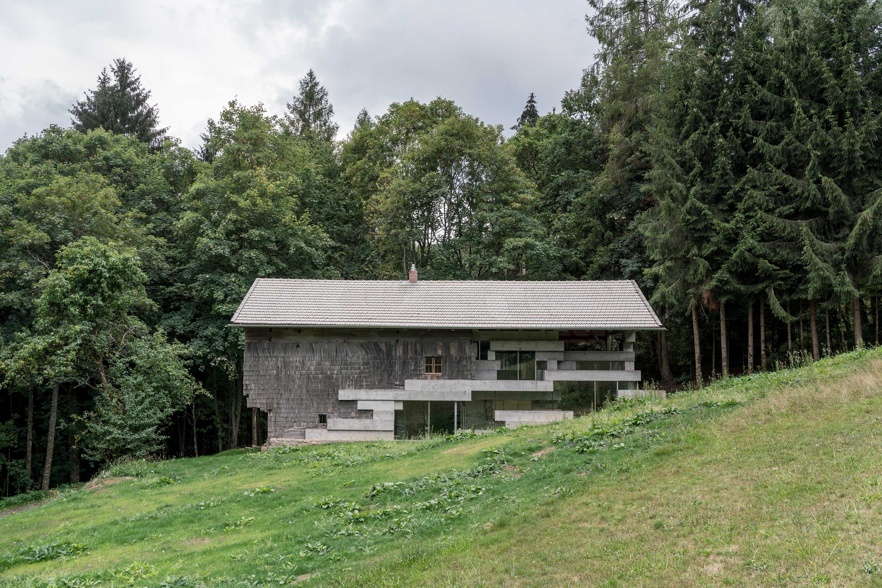 Längssicht auf das Denkerhaus Schedlberg bei Arnbruck