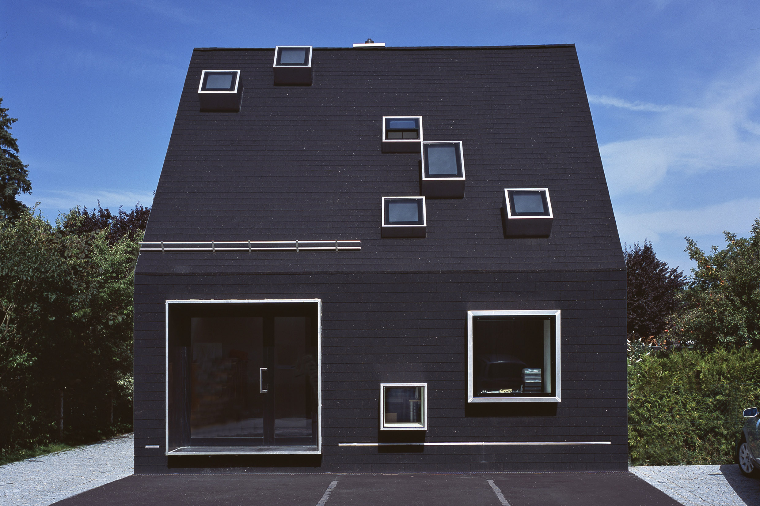 Das schwarze Haus von außen bei Tag