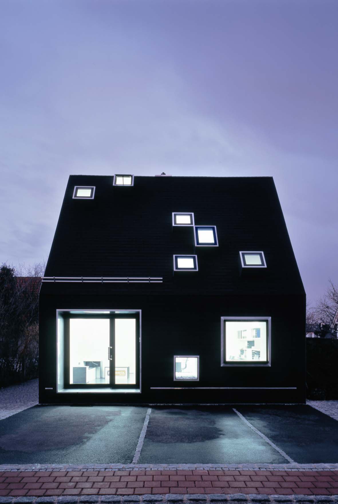 Das schwarze Haus von au&szlig;en bei Nacht