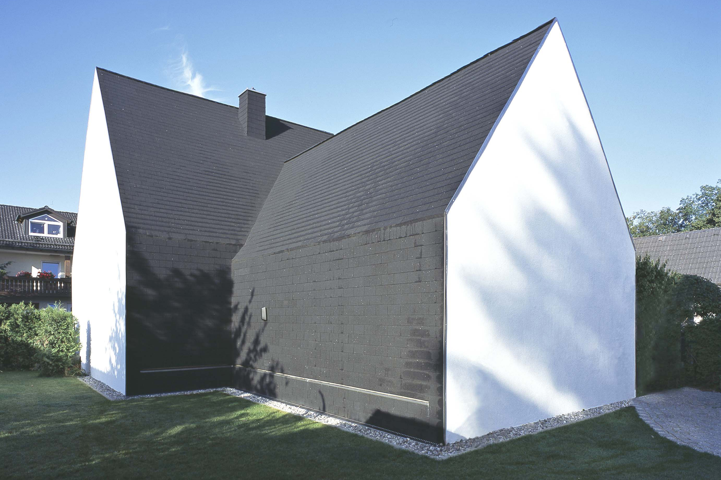 Außenansicht des Schwarzen Hauses in Krailing – Rückseite