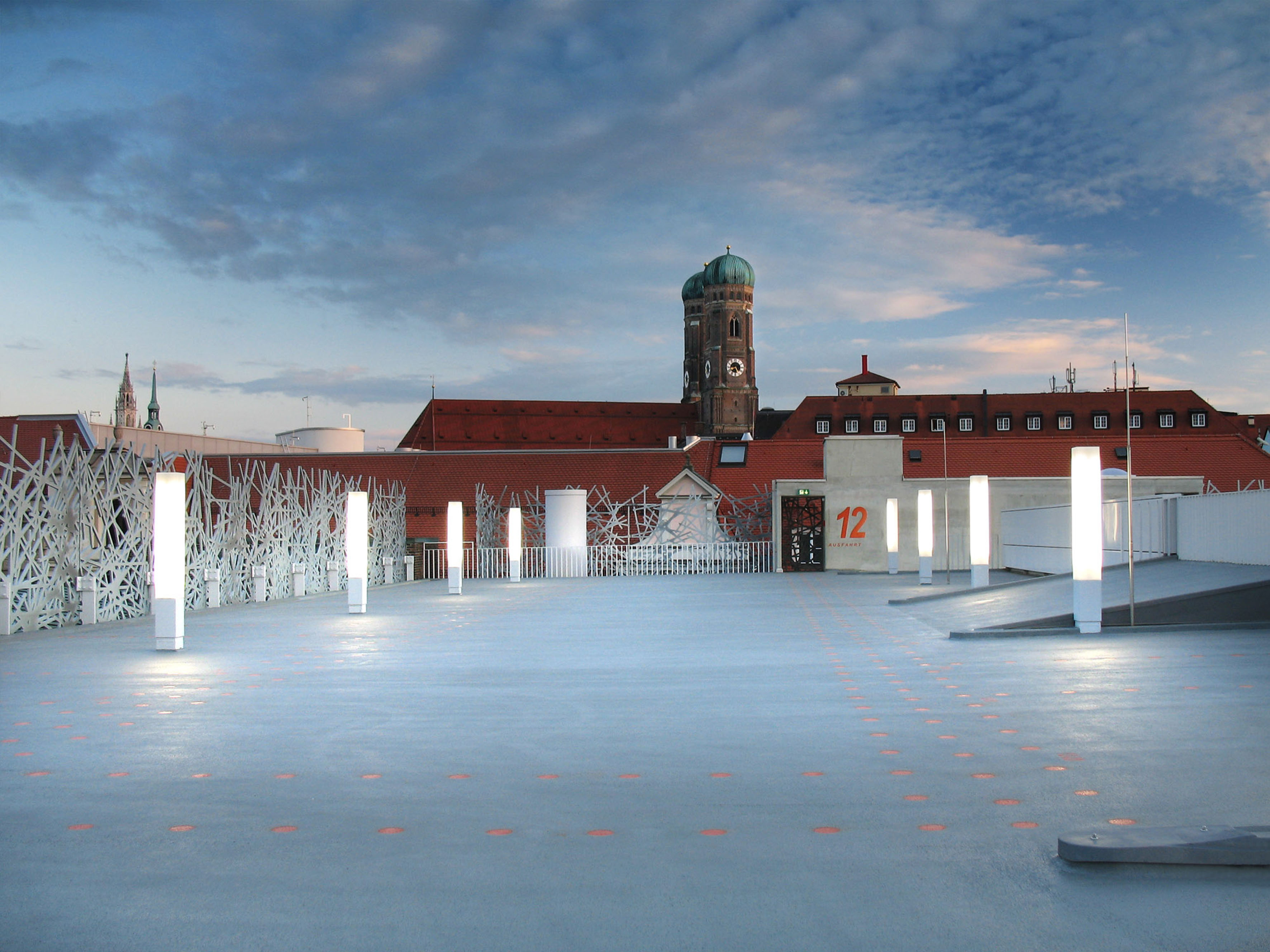 Blick vom Dach der Salvatorgarage auf die Frauenkirche München
