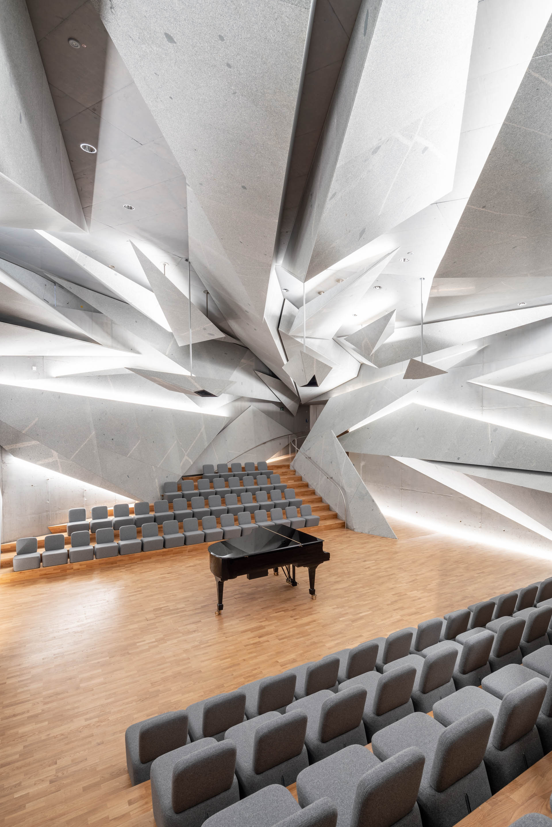 Innenraum des neuen Konzertsaals im Haus Marteau, Blick von der Zuschauertribüne neben dem Ausgang nach außen