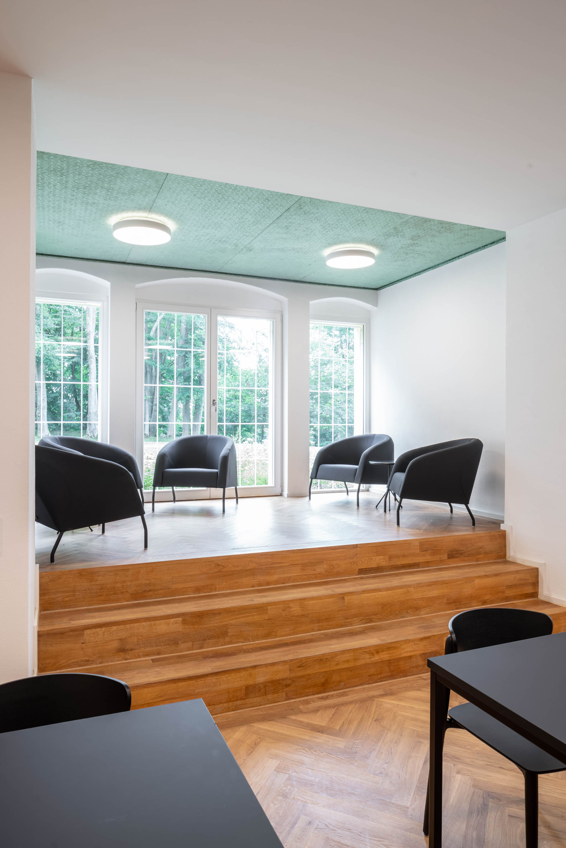 Kantine im Gartengeschoss vom Haus Marteau mit Blick in den Park