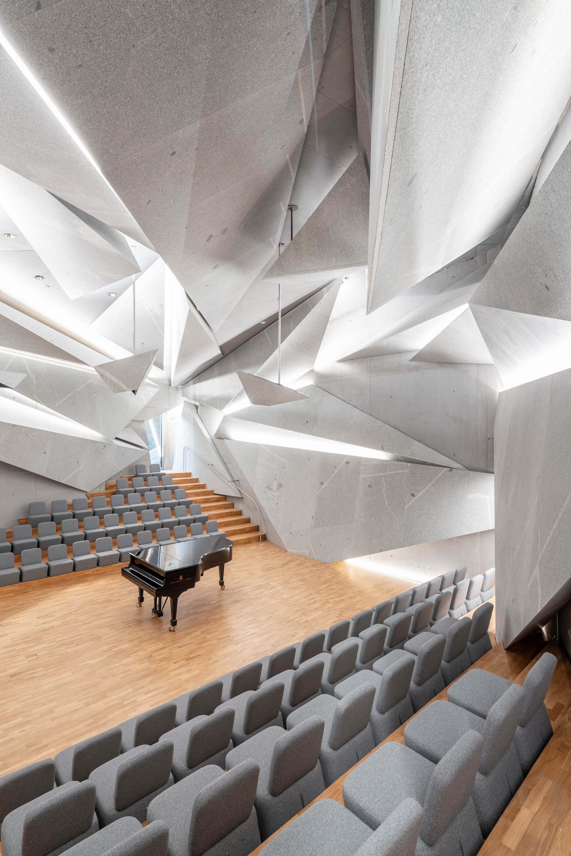 Innenraum des neuen Konzertsaals im Haus Marteau, Blick von der Zuschauertribüne neben dem Stollengang