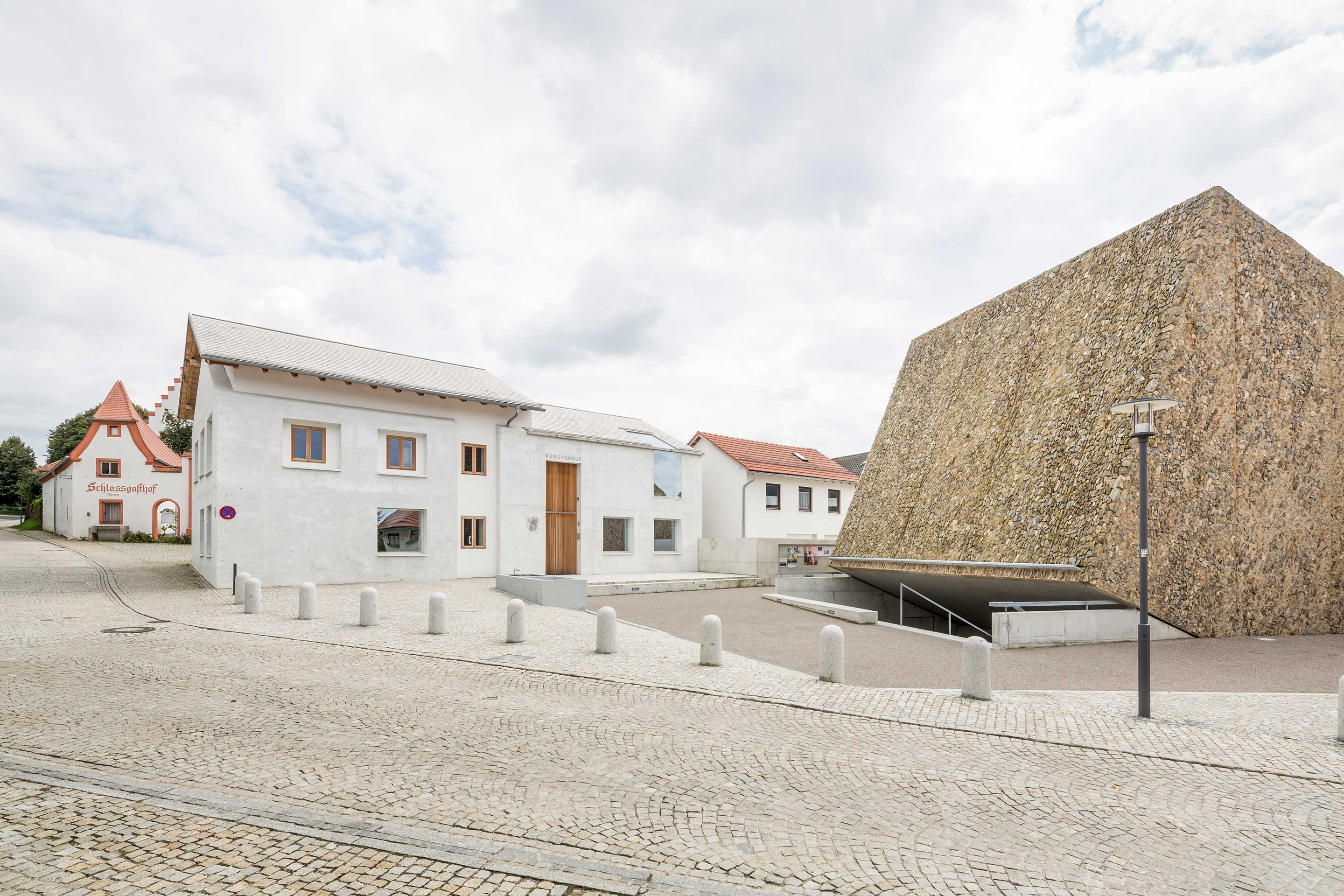 Blick auf den neuen Dorfplatz in Blaibach mit angrenzendem Konzertsaal und Bürgerhaus