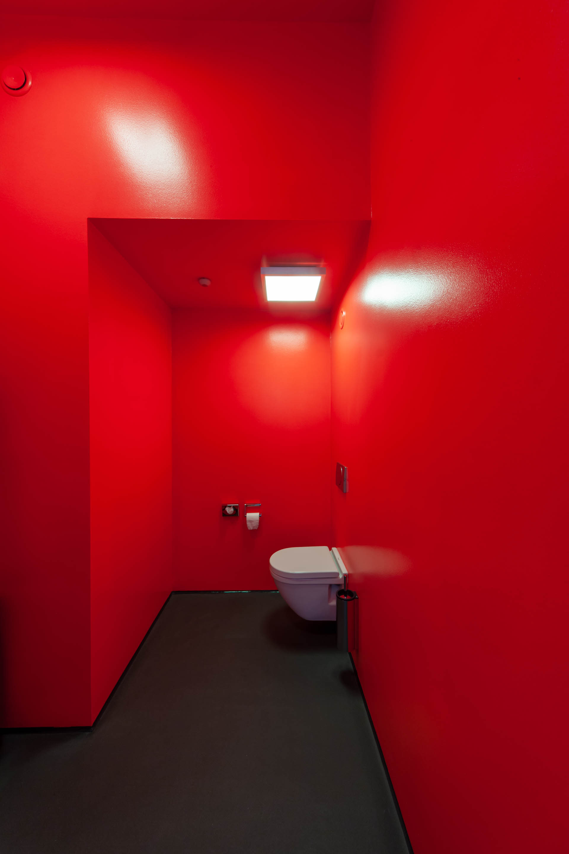 WC im Bürgerhaus Blaibach mit roten Wänden