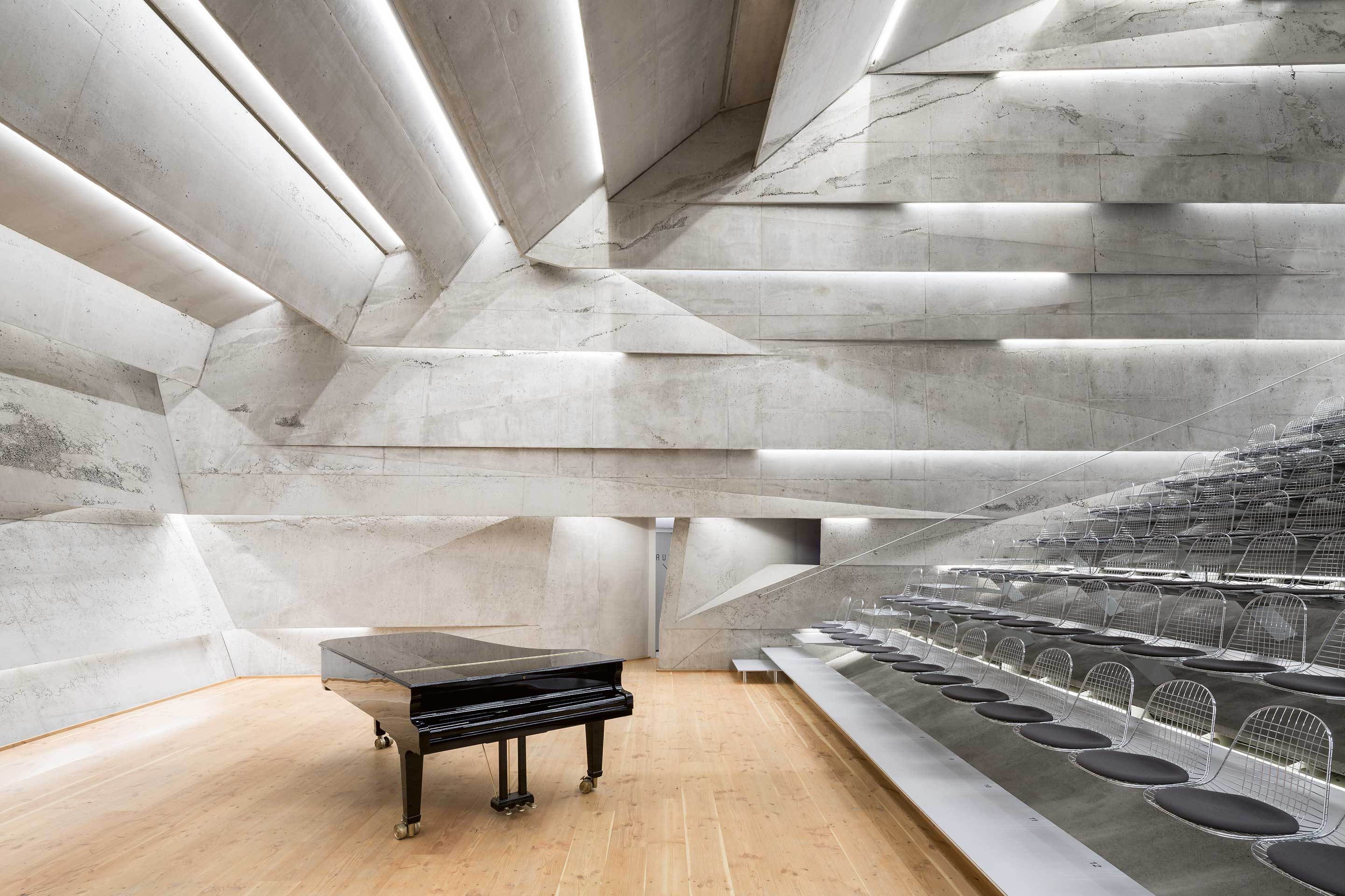 Innenraum des neuen Konzertsaals in Blaibach, Blick vom Eingang in den Saal