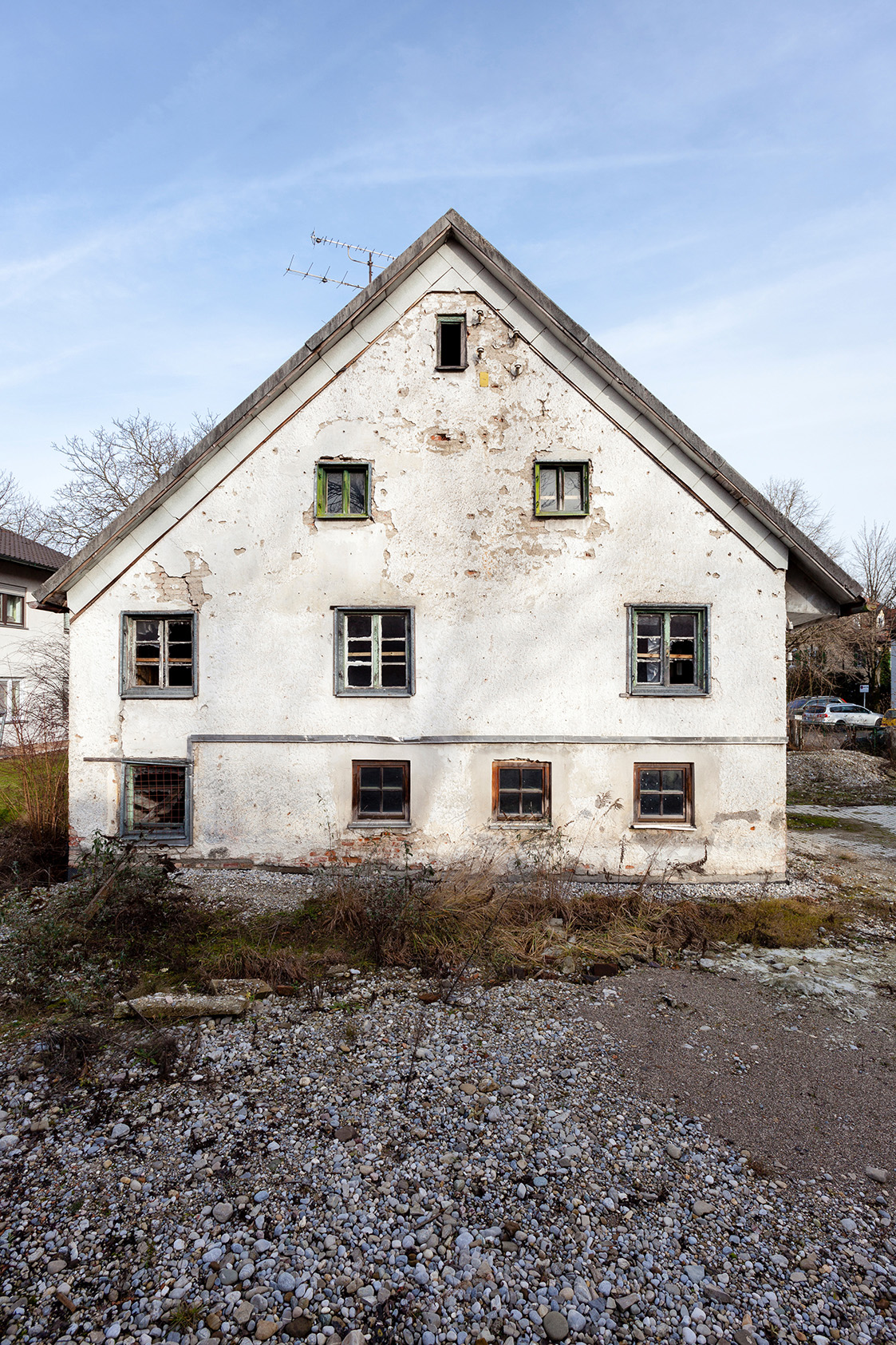 alter Zustand des Schusterbauernhauses von der Giebelseite