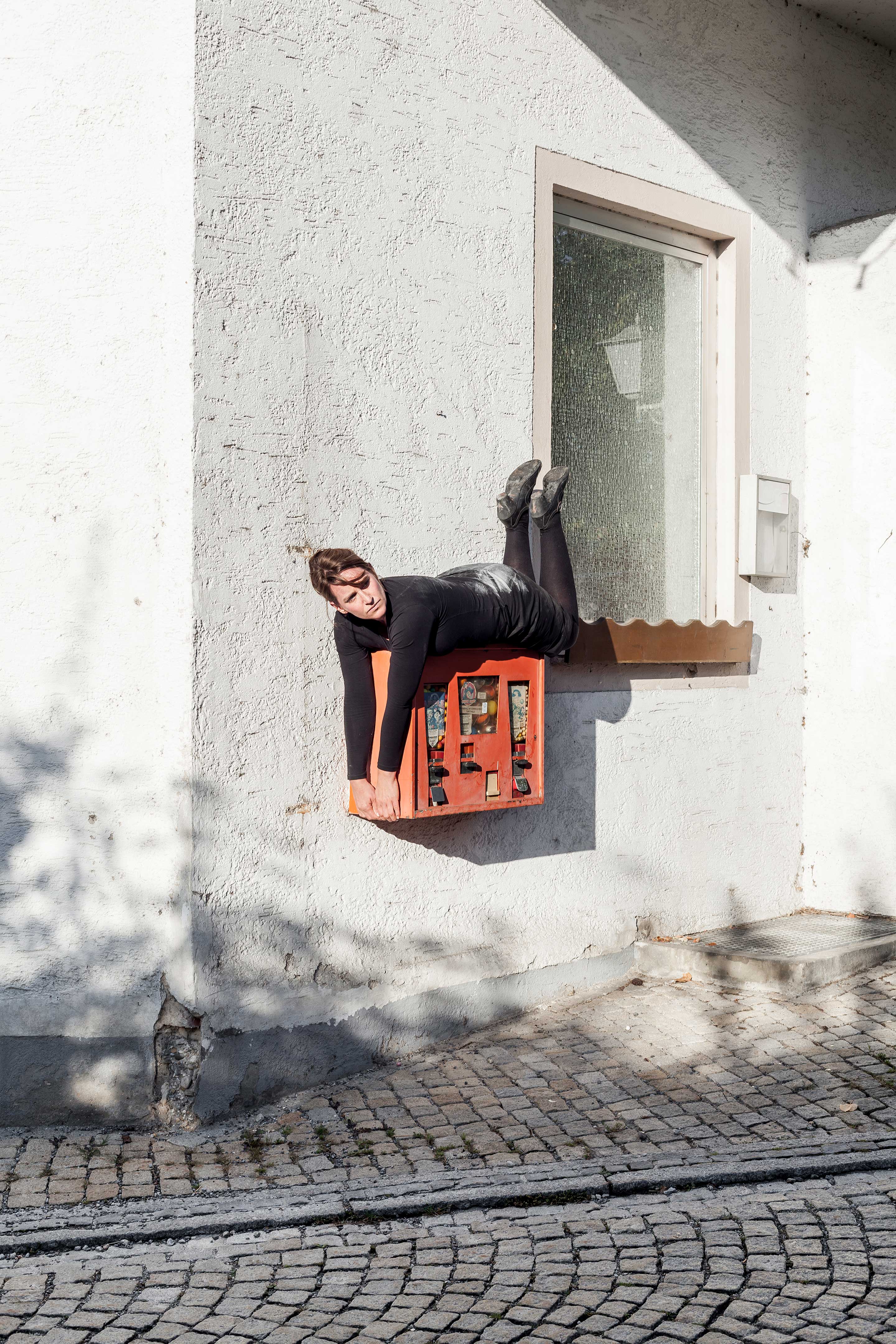 Jutta Görlich auf einem Kaugummiautomaten liegend